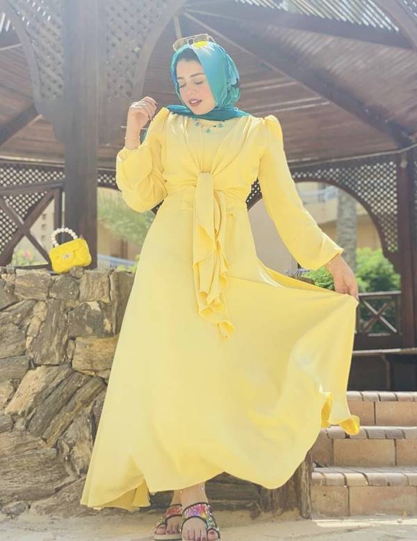 فستان صيفي أصفر من وحي إطلالات آية مكرم