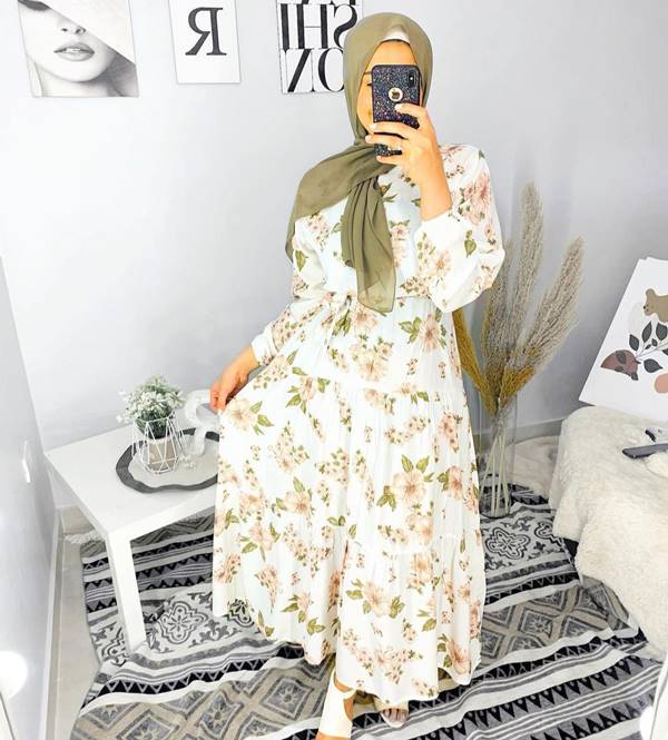 فستان مطبع بالزهور من إطلالات رقية إسماعيل