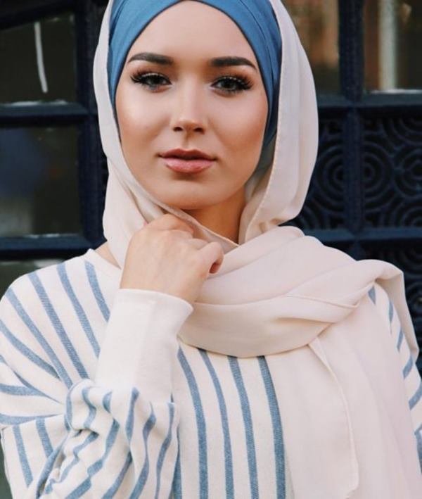 لفات حجاب مناسبة للوجه المدور بالطريقة الفضفاضة