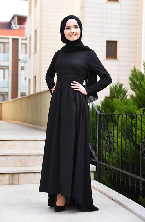 فستان أسود كلاسيكي