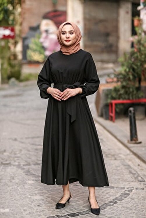 فستان أسود كلاسيكي