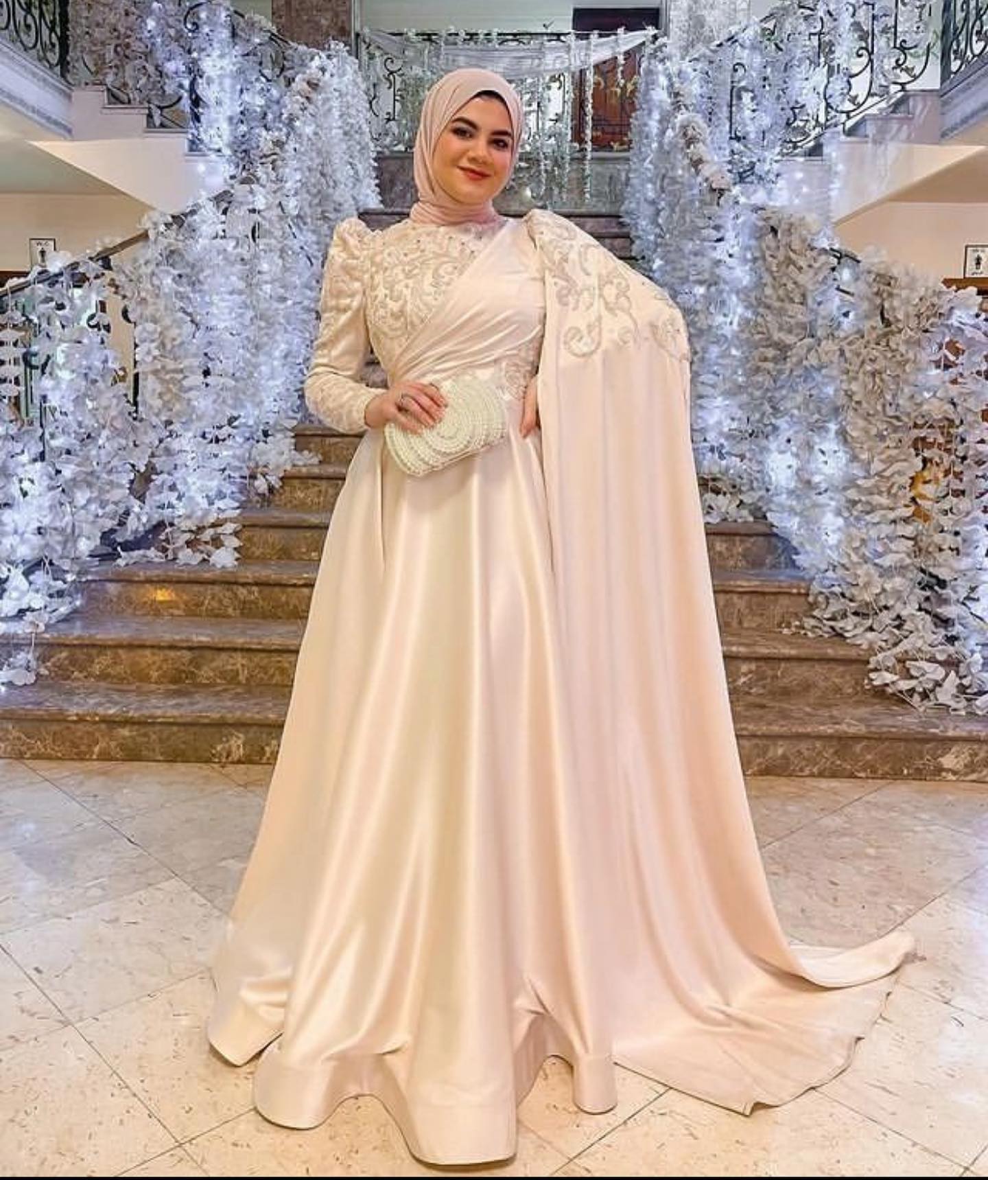 فساتين باللون البيج لكتب الكتاب