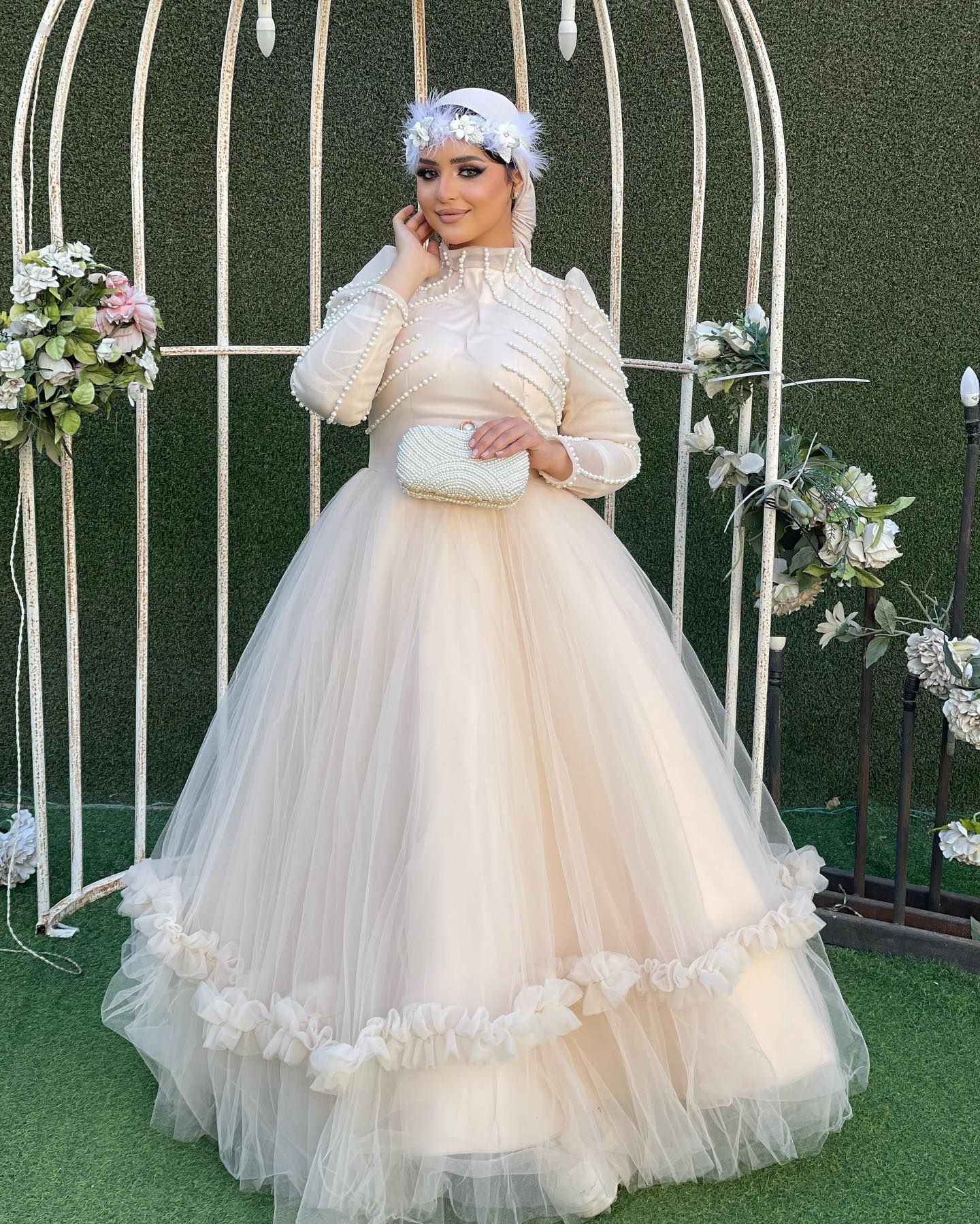 فساتين باللون البيج منفوش