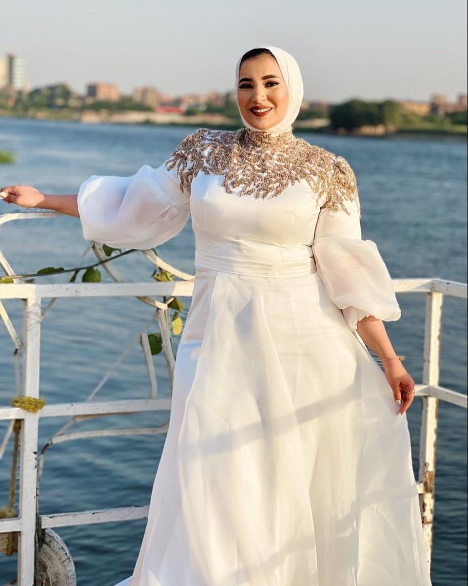 فساتين باللون البيج لكتب الكتاب
