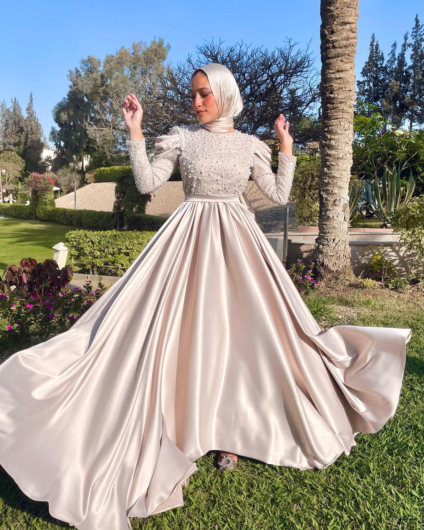 فساتين باللون البيج منفوش