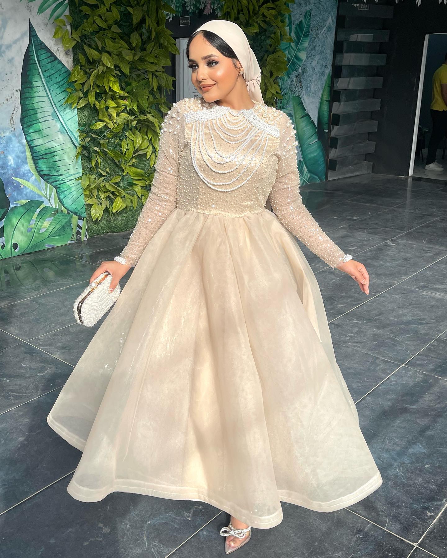 فساتين باللون البيج منفوش