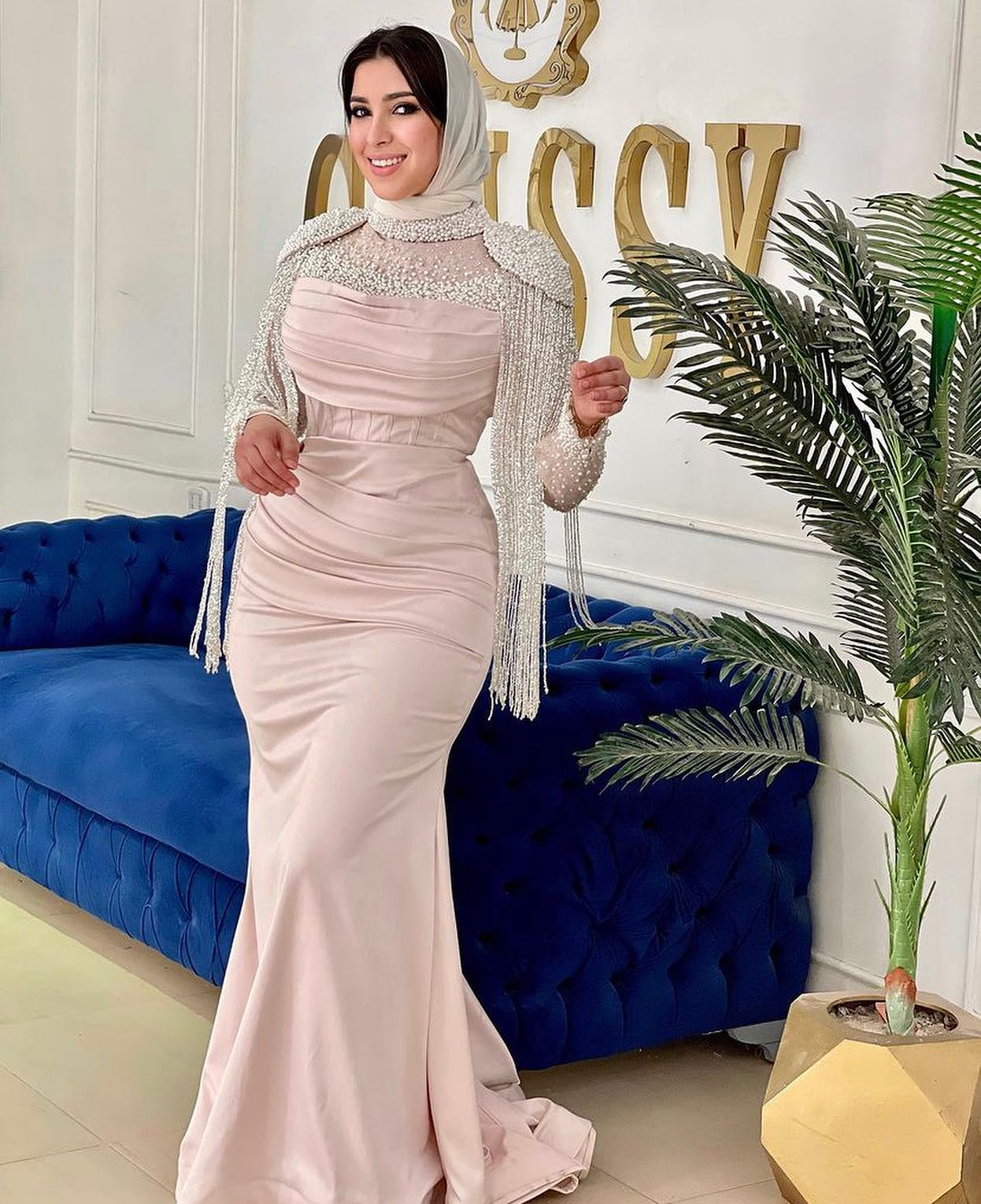 فساتين باللون البيج سواريه