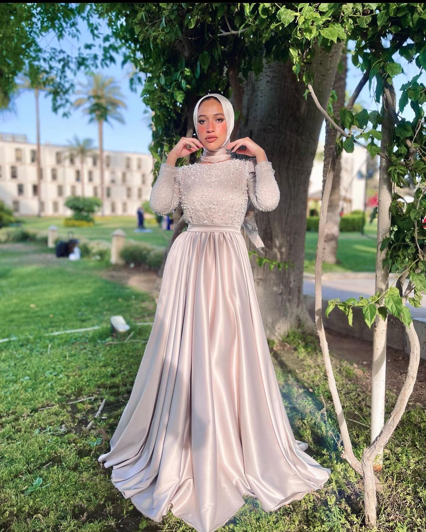 فساتين باللون البيج محجبات