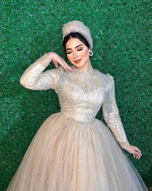 فساتين باللون البيج منفوش